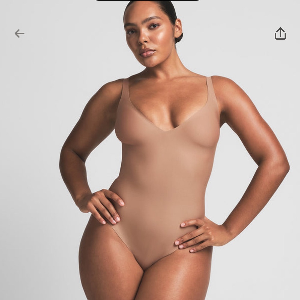 NWT - SKIMS BODY UNLINED PLUNGE THONG BODYSUIT (Sienna XXS)